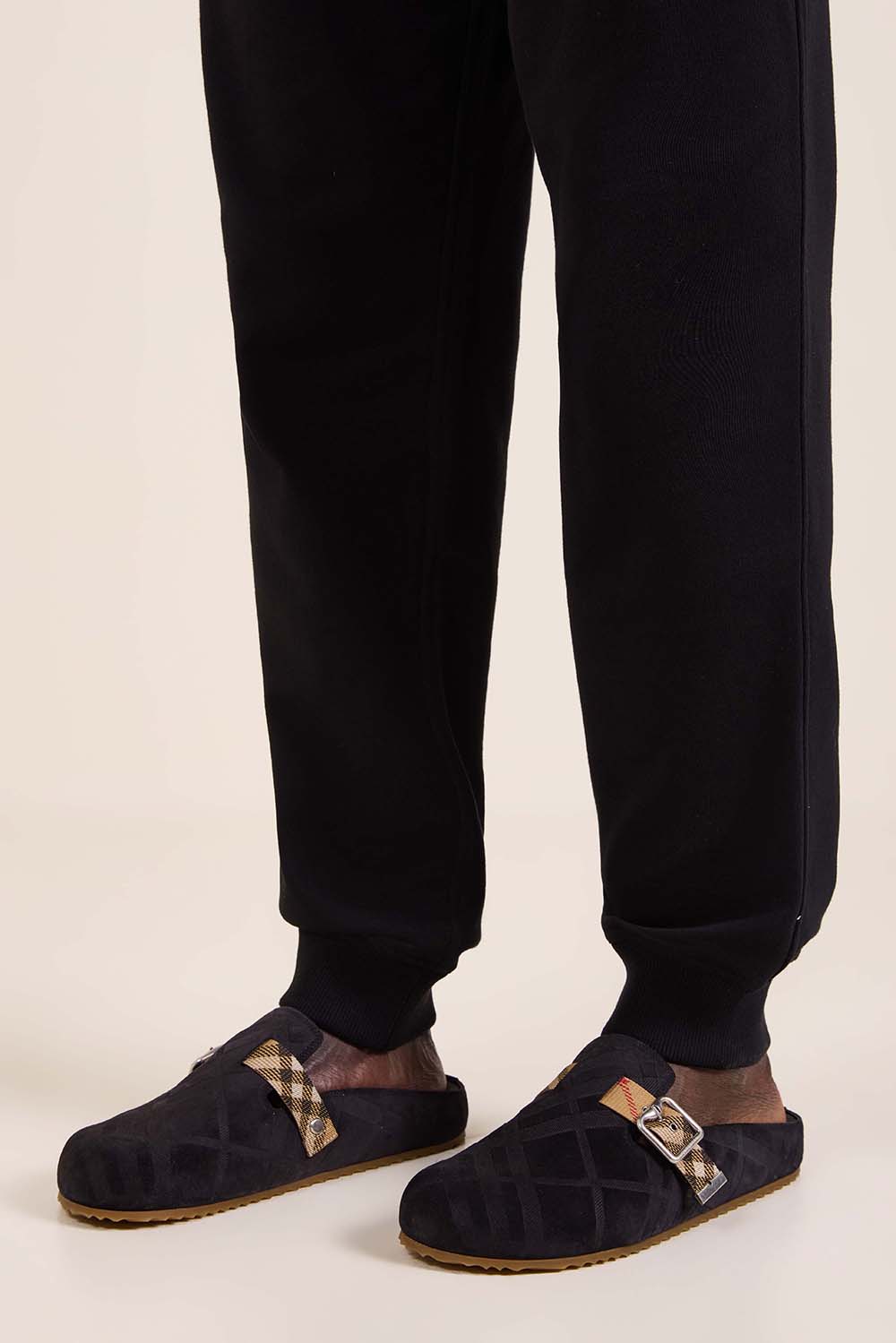 תמונת כל הלוק של נעלי מיולס